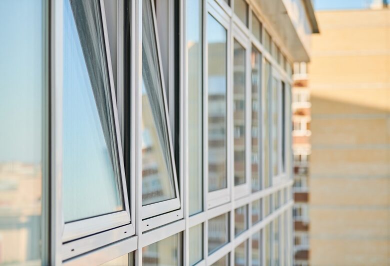 Jakie okno wybrać? Porównanie okien PVC, aluminium i drewnianych